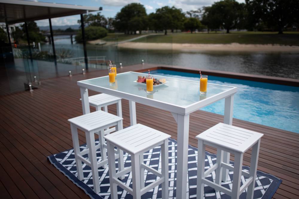 Outdoor bar setting
