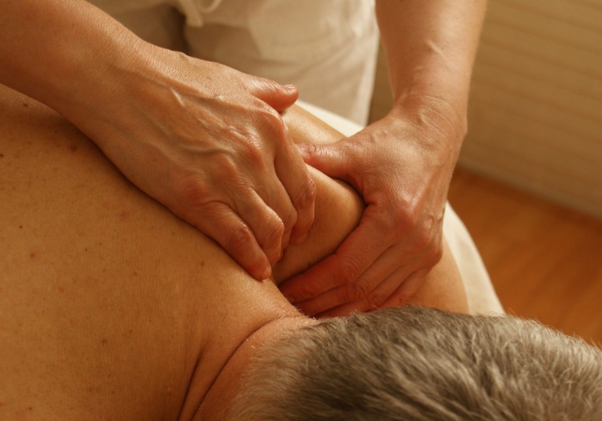 What to Expect With Deep Tissue Massage (Plus Pros and Cons)