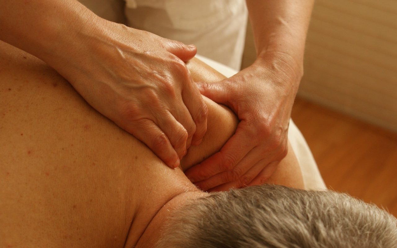 What to Expect With Deep Tissue Massage (Plus Pros and Cons)